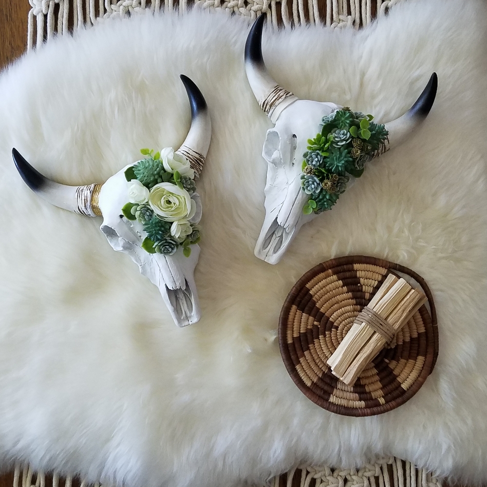 One mini faux buffalo skull wall hanging - Picture 4 of 4